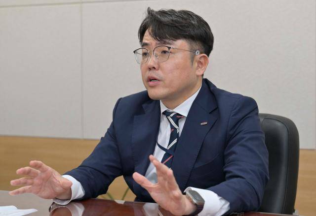 지난달 17일 서울 송파구 해양환경공단 사무실에서 김원성 안전경영본부장이 본보와 인터뷰하고 있다. 강예진 기자