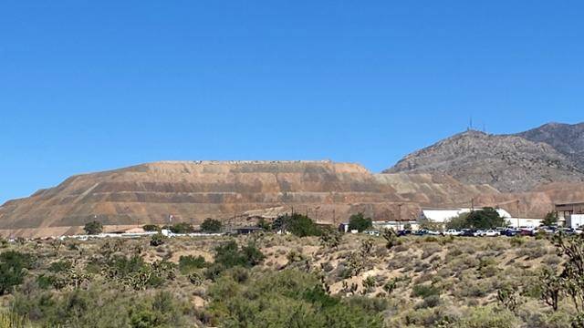 지난달 30일 미국 캘리포니아주(州)와 네바다주를 잇는 I-15 고속도로에서 바라 본 마운틴패스 소재 MP머티리얼스의 희토류 광산. 마운틴패스=박지연 특파원