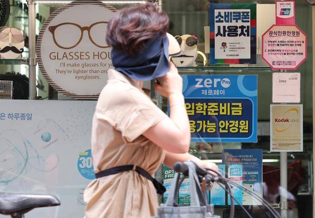 민생회복 소비쿠폰 1차 신청 둘째 날인 지난달 22일 서울 시내 안경원에 지원금 사용 가능 안내문이 붙어 있다. 뉴스1