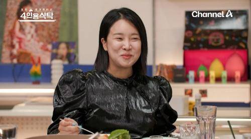 4일 방송되는 채널A '절친 토큐멘터리- 4인용식탁'에서는 랄랄이 절친인 코미디언 이은형과 가수 나비를 자신의 아지트로 초대해 식사를 대접하는 모습이 그려진다. 채널A 제공