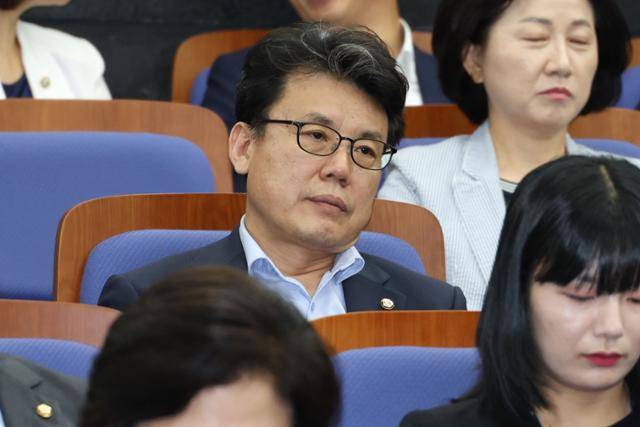 진성준 더불어민주당 의원이 4일 서울 여의도 국회에서 열린 의원총회에 참석해 있다.뉴스1