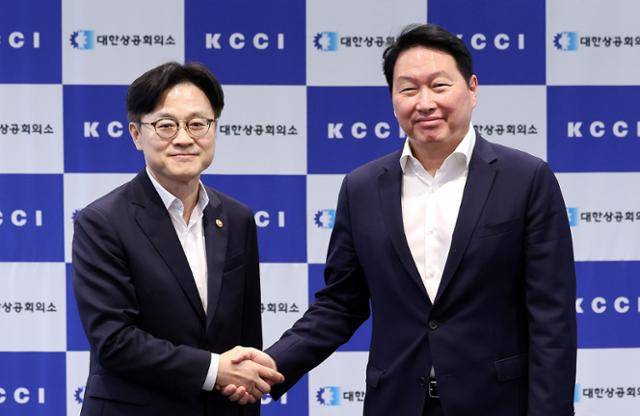 김정관 산업통상자원부 장관이 4일 서울 중구 대한상공회의소에서 최태원 대한상공회의소 회장과 면담에 앞서 인사를 나누고 있다. 뉴스1