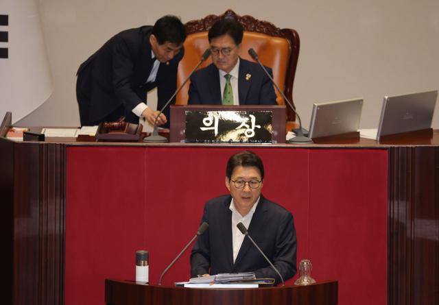 신동욱 국민의힘 의원이 4일 국회 본회의에서 '방송3법(방송법·방송문화진흥회법·한국교육방송공사법 개정안)' 중 방송법 일부개정법률안이 상정되자 무제한 토론(필리버스터)에 나서고 있다. 연합뉴스