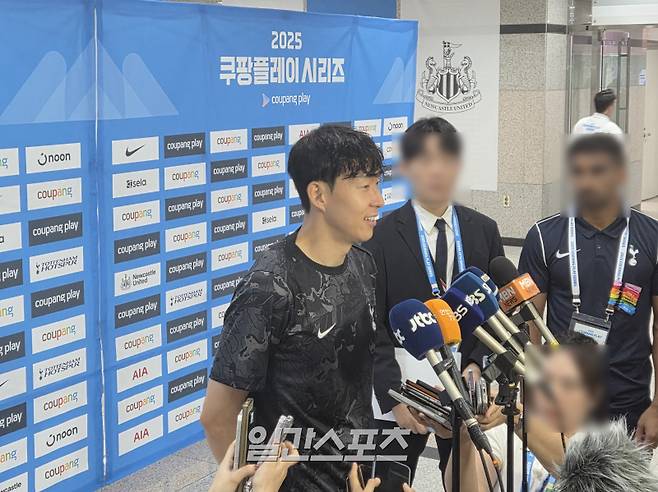 손흥민이 3일 뉴캐슬과의 2025 쿠팡플레이 시리즈 2경기를 마친 뒤 믹스트존 인터뷰에 임하고 있다. 상암=김우중 기자