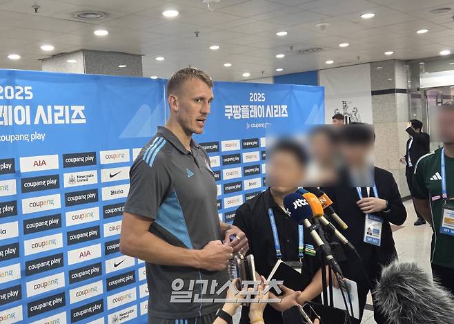 뉴캐슬 수비수 댄 번이 3일 서울월드컵경기장에서 열린 토트넘과의 2025 쿠팡플레이 시리즈 2경기를 마친 뒤 믹스트존 인터뷰에 임하고 있다. 상암=김우중 기자