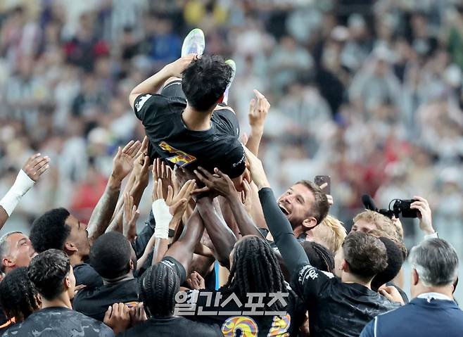 잉글랜드 프리미어리그 토트넘 홋스퍼와 뉴캐슬 유나이티드가 맞붙는 '2025 쿠팡플레이 시리즈' 두번째 경기가 3일 오후 서울 마포구 서울월드컵경기장에서 열려 1대 1 무승부로 마쳤다. 토트넘과의 결별을 발표한 손흥민을 경기 후 선수들이 헹가래하고 있다. 상암=김민규 기자 mgkim1@edaily.co.kr /2025.08.03/