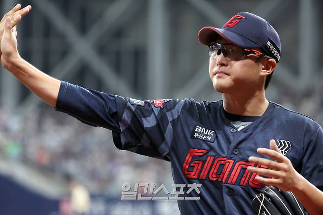 3일 오후 서울 고척 스카이돔에서 열린 2025 프로야구 롯데와 키움 경기. 롯데 선발 박세웅이 7회 키움 공격을 막고 들어오며 야수들과 하이파이브 하고 있다. 7이닝 3실점. 고척=정시종 기자 capa@edaily.co.kr /2025.08.03.