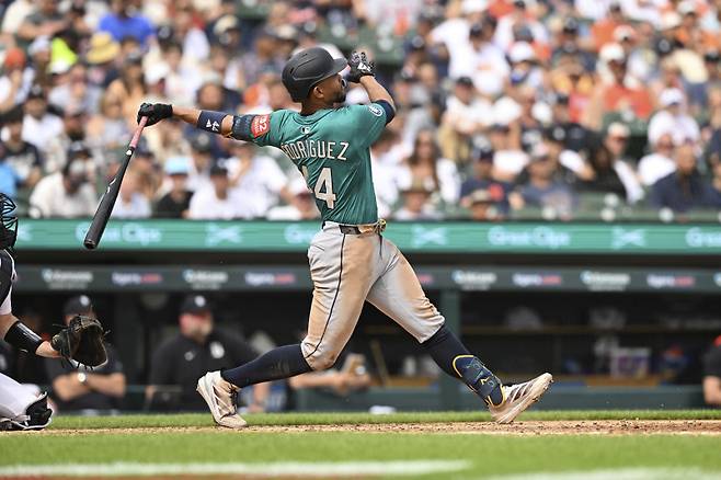 <yonhap photo-1081=""> Seattle Mariners Julio Rodr?guez (44) hits a solo home run against the Detroit Tigers in the sixth inning of a baseball game, Saturday, July 12, 2025, in Detroit. (AP Photo/Lon Horwedel)/2025-07-13 06:01:40/ <저작권자 ⓒ 1980-2025 ㈜연합뉴스. 무단 전재 재배포 금지, AI 학습 및 활용 금지></yonhap>