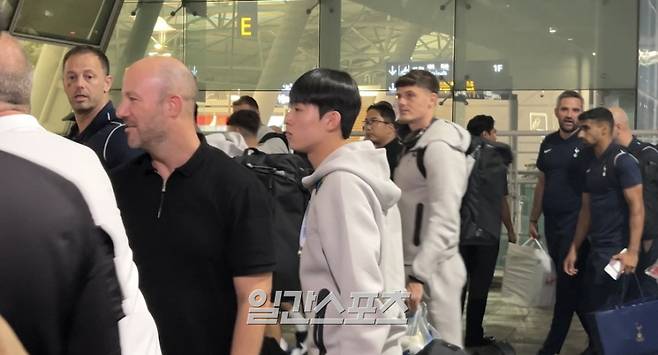 4일 0시께 인천국제공항에 도착한 양민혁. 사진=김희웅 기자