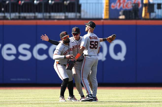 <yonhap photo-1909=""> 이정후가 4일(한국시간) 뉴욕 메츠전에서 맹타를 휘두르며 팀 승리를 이끈 뒤 동료들과 기쁨을 나누고 있다. Ishika Samant/Getty Images/AFP (Photo by Ishika Samant / GETTY IMAGES NORTH AMERICA / Getty Images via AFP)/2025-08-04 06:55:46/ <저작권자 ⓒ 1980-2025 ㈜연합뉴스. 무단 전재 재배포 금지, AI 학습 및 활용 금지></yonhap>