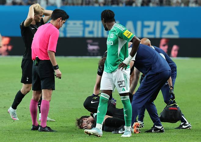 <yonhap photo-4546=""> 매디슨 부상 (서울=연합뉴스) 서대연 기자 = 3일 서울월드컵경기장에서 열린 2025 쿠팡플레이 시리즈 토트넘 홋스퍼와 뉴캐슬 유나이티드의 경기. 경기 중 토트넘 제임스 매디슨이 상처를 입은 뒤 고통스러워하고 있다. 2025.8.3 dwise@yna.co.kr/2025-08-03 22:00:26/ <저작권자 ⓒ 1980-2025 ㈜연합뉴스. 무단 전재 재배포 금지, AI 학습 및 활용 금지></yonhap>