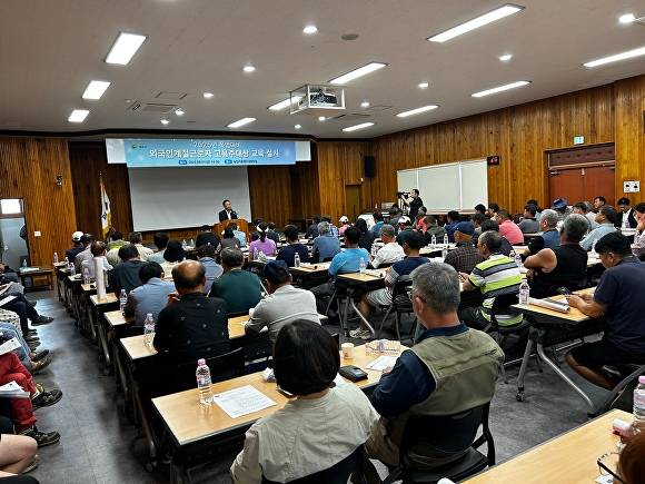 여주시가 폭염대응 외국인 계절근로자 고용주를 대상으로 안전교육을 실시하고 있다. [사진=여주시]