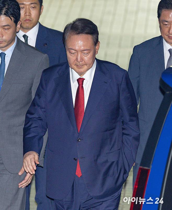 12.3 비상계엄 사태 관련 내란 혐의를 받는 윤석열 전 대통령이 9일 서울 서초구 서울중앙지방법원에서 구속 전 피의자 심문(영장실질심사)을 마치고 대기 장소인 서울구치소로 이동하고 있다. [사진=사진공동취재단]