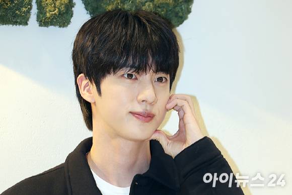 BTS 진이 지난달 1일 서울 강남구 도산공원에 위치한 프리미엄 라이프스타일 브랜드 알로(alo) 플래그십 스토어에서 열린 포토행사에 참석해 포즈를 취하고 있다. [사진=곽영래 기자]