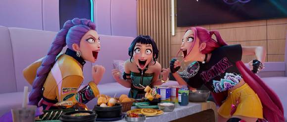 헌트릭스 멤버들이 소파에 등을 대고 바닥에서 김밥과 어묵, 컵라면 등을 먹고 있다. [사진=넷플릭스]