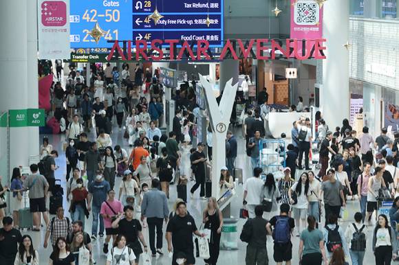 붐비는 인천국제공항 1터미널 면세점. 2025.7.6 [사진=연합뉴스]