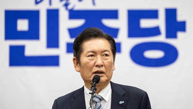 정청래 당대표가 4일 국회 본청에서 열린 의원총회에 참석해 모두발언을 하고 있다. (더불어민주당)