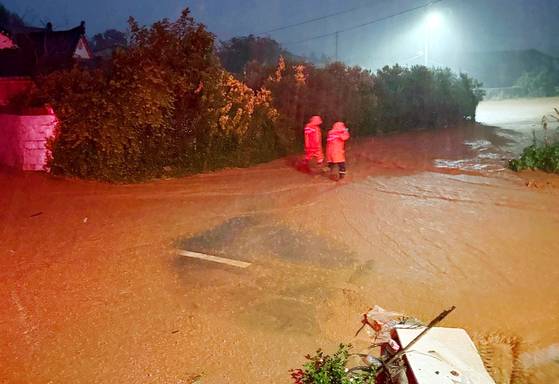 호우 특보가 발효된 3일 오후 전남 무안군 해제면 한 주택이 빗물로 잠겨 있다. 전남소방본부 제공.