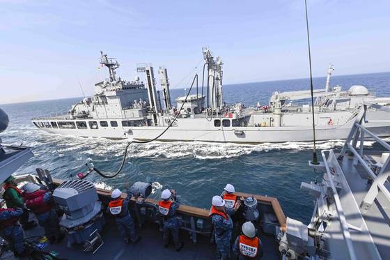 해군2함대 서울함(3100톤)과 화천함(4200톤, 위쪽)이 지난 4월 29일 서해상에서 해상기동군수 훈련을 하고 있다. 연합뉴스