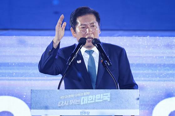 정청래 더불어민주당 신임 당대표가 2일 경기 고양시 킨텍스에서 열린 제2차 임시전국당원대회에서 당대표 수락 연설을 하고 있다. 임현동 기자