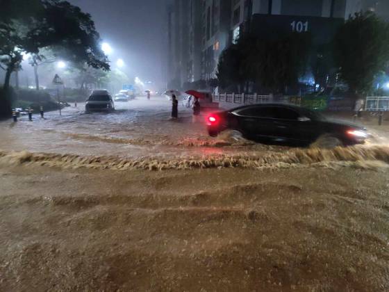 3일 전남 무안군 무안읍에서 많은 비로 인해 침수된 도로를 자동차가 지나고 있다. 2025.8.3/뉴스1