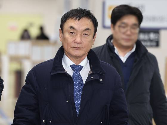 도이치모터스 '주가 조작' 의혹 사건으로 1심에서 징역형이 선고된 권오수 전 회장이 지난해 1월 9일 오후 서울 서초구 서울고등법원에서 열린 2심 공판에 출석하고 있다. 연합뉴스,