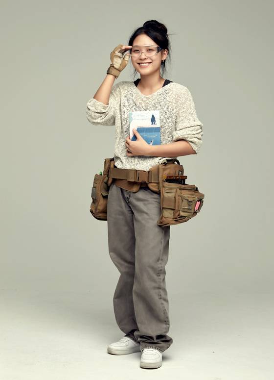 이아진씨는 7년째 목수로 활동하면서 자신만의 길을 개척 중이며, 자신의 경험을 담은 에세이를 출간했다.