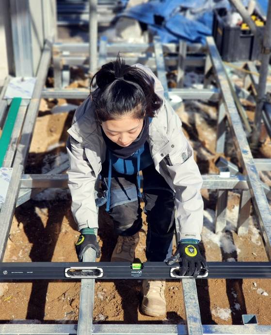 학교 프로젝트에서 데크를 시공하는 이아진씨. ⓒ이아진 인스타그램