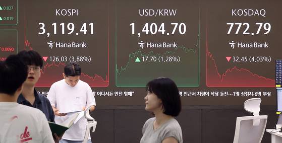 지난 1일 코스피 지수는 전 거래일 대비 126.03포인트(3.88%) 내린 3119.41로, 코스닥은 전 거래일 대비 32.45포인트(4.03%) 내린 772.79로 장을 마쳤다. 뉴스1