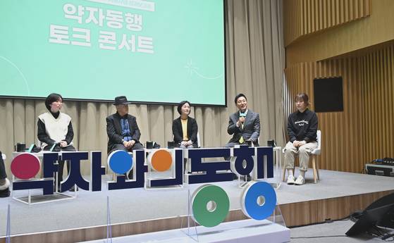 오세훈 서울시장이 서울시청에서 열린 '약자동행 자치구 지원사업 성과보고회'에서 사업 참여자들과 대화하고 있다. [사진 서울시]