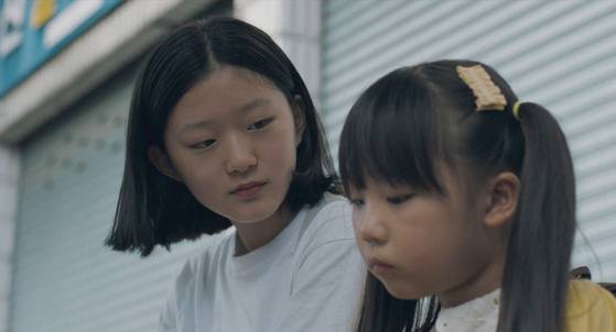 영화 '수연의 선율'의 한 장면. 수연(김보민, 왼쪽)은 어떤 부부에게 입양되기 위해 먼저 입양된 아이 선율(최이랑)에게 의도적으로 접근한다. 사진 싸이더스