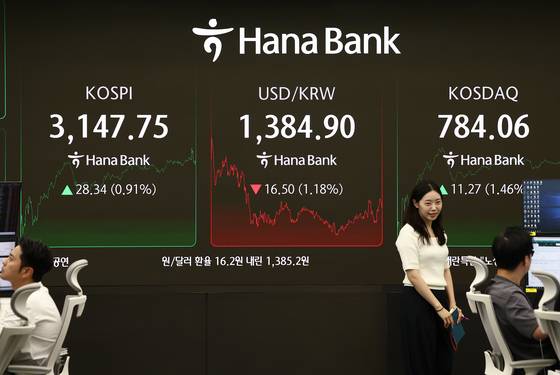 4일 오후 서울 중구 하나은행 딜링룸 전광판에 마감 시황이 나오고 있다. 뉴스1