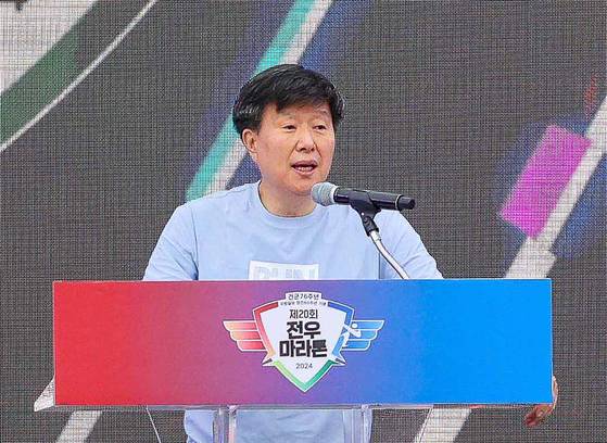 채일 당시 국방홍보원장이 지난해 10월 6일 서울 올림픽공원에서 열린 ‘건군 76주년 국방일보 창간 60주년 기념 제20회 전우마라톤 대회’ 개회선언을 하고 있다. 뉴스1