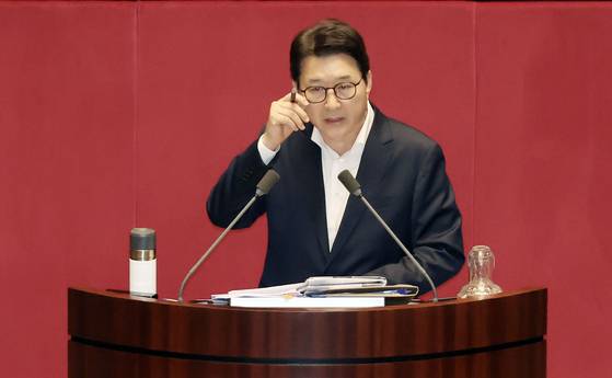 4일 국회 본회의에서 방송법 상정 뒤 신동욱 의원이 무제한토론을 시작하자 더불어민주당 의원들이 퇴장하고 있다. 김성룡 기자