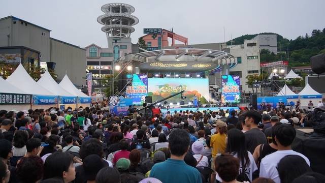 ▲ 태백시문화재단 주관으로 지난 7월 25일부터 8월 3일까지 10일간 태백산 당골광장에서 열린 ‘2025 태백 쿨 시네마 페스티벌’과 7월 26일부터 8월 3일까지 9일간 태백 문화광장 및 황지연못 일원에서 개최된 ‘제10회 한강·낙동강 발원지 축제’가 시민과 관광객들의 뜨거운 호응 속에 성황리에 마무리됐다.