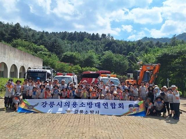 ▲ 강릉소방서 의용소방대연합회(회장 김왕래)는 지난 2일 경기도 가평군 일원에서 집중호우로 피해를 입은 지역에 대한 긴급 복구 봉사활동을 실시했다.