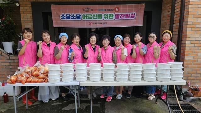 ▲ 인제군자원봉사센터(센터장 이영자)·센터여성분과위원회는 4일 지역내 취약계층 60가구를 대상으로 건강한 여름 나기를 위한 ‘소담소담 어르신을 위한 알찬밥상’ 삼계탕 나눔봉사활동을 통해 삼계탕과 반찬을 전달했다.