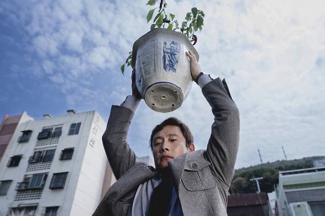 제30회 부산국제영화제 개막작으로 선정된 영화 '어쩔수가없다'의 한 장면. BIFF 제공