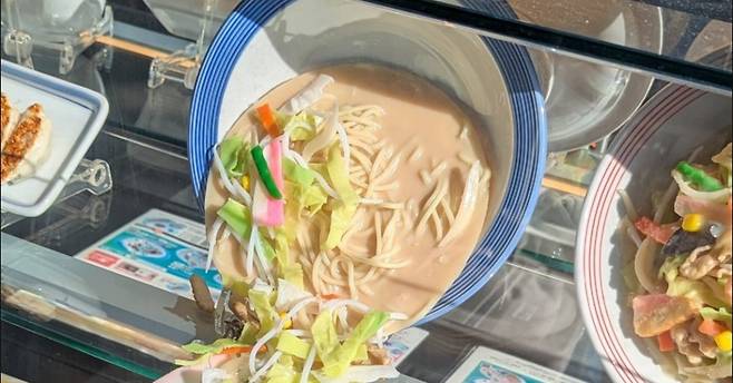 일본의 한 음식점 앞에 전시된 음식 모형이 녹아내린 모습. /사진=엑스