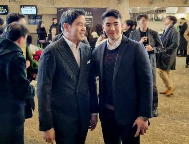 정용진 신세계그룹 회장과 장남 해찬 씨가 2023년 12월 23일 오후 서울 서초구 예술의전당에서 열린 정 부회장의 부인 한지희 씨의 플루트 독주회에서 참석자들과 인사를 나누고 있다. 정해찬 씨는 최근 미국 록펠러 캐피탈 매니지먼트의 ‘서머 애널리스트 프로그램’에서 인턴십을 마쳤다. 사진=뉴시스
