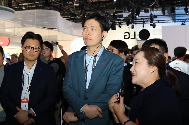 세계 최대 가전·정보기술(IT) 전시회 CES 2025 개막 첫날인 1월 7일(현지 시간) 미국 네바다주 라스베이거스 컨벤션센터 센트럴홀 LG전자 전시관을 신유열 롯데지주 미래성장실장(부사장)이 방문하고 있다.  사진=연합뉴스