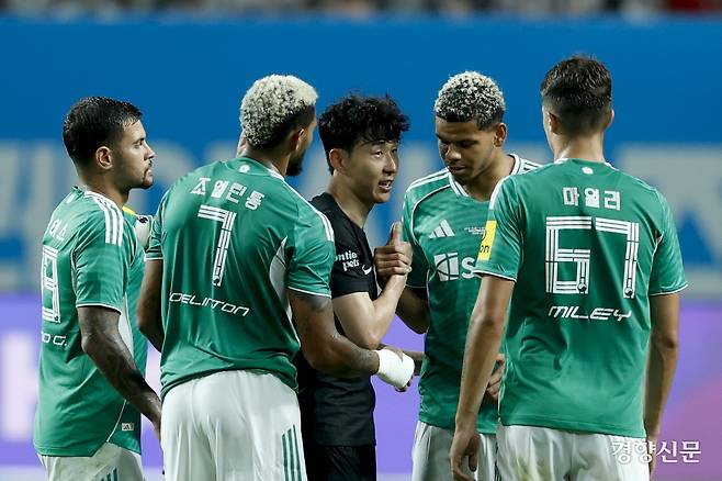 토트넘 훗스퍼 손흥민이 3일 서울월드컵경기장에서 열린 뉴캐슬 유나이티드와의 쿠팡플레이 친선경기에 교체 퇴장하며 토트넘과 뉴캐슬 동료들로부터 인사받고 있다. 문재원 기자