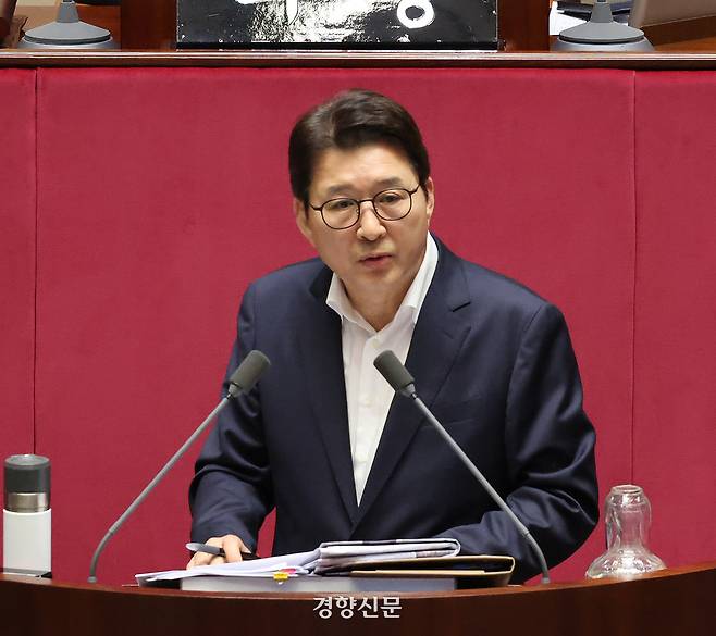 4일 국회 본회의에서 신동욱 국민의힘 의원이 방송법 개정안에 대한 필리버스터 첫 주자로 나서 발언하고 있다. 박민규 선임기자