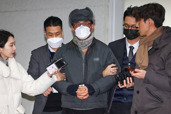 ‘12·3 비상계엄’ 기획에 관여한 혐의로 구속된 노상원 전 국군정보사령관이 지난해 12월24일 오전 은평구 서울서부경찰서에서 검찰로 송치되고 있다. 연합뉴스