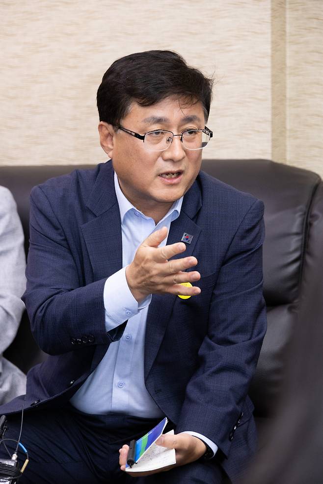 김성환 환경부 장관이 4일 정부세종청사 환경부 기자실에서 출입기자단과 간담회를 진행하고 있다. 환경부 제공