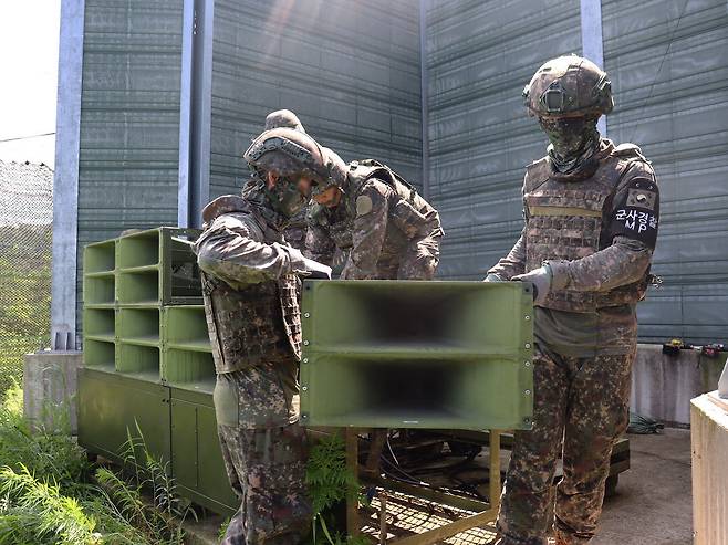 며칠 뒤면 사라질 대북 확성기 군사경찰이 4일 접경지역에 배치된고정식 대북 확성기를 철거하고 있다. 2~3일 내에 20여개 확성기를 모두 철거할 예정이다. 국방부 제공