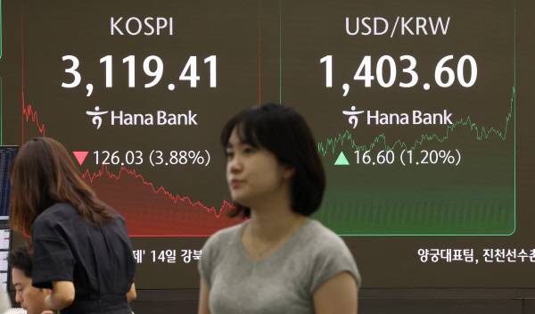 정부의 세제개편안 추진이 발표된 지난 1일 코스피가 전장보다 126.03포인트(3.88%) 내린 3119.41에 장을 마쳤다.연합뉴스