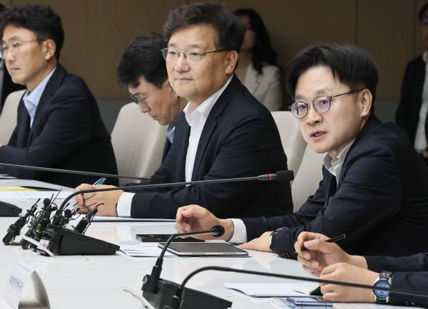 4일 서울 중구 대한상공회의소에서 김정관(오른쪽 첫 번째) 산업통상자원부 장관 주재로 ‘대미 통상 전략 라운드 테이블’ 회의가 진행되고 있다. 사진은 기사 내용과 직접적인 관련이 없음. 산업부 제공