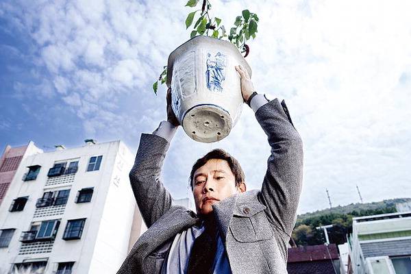 제30회 BIFF 개막작으로 선정된 박찬욱 감독의 ‘어쩔수가없다’ 스틸컷.  BIFF 제공