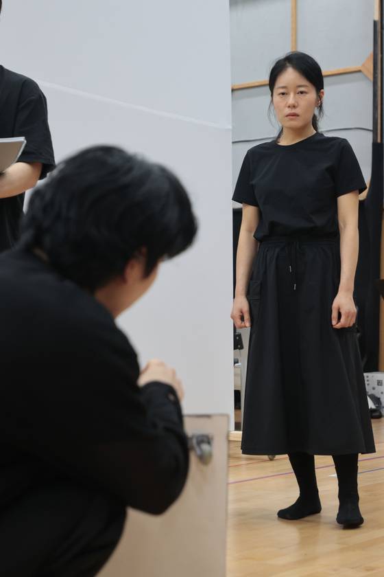 Kim Yu-ri, right, who was cast as Shimcheong through an open audition, performs a scene from "Shimcheong" during an open rehearsal and press roundtable at the National Theater of Korea in central Seoul on July 30. [YONHAP]